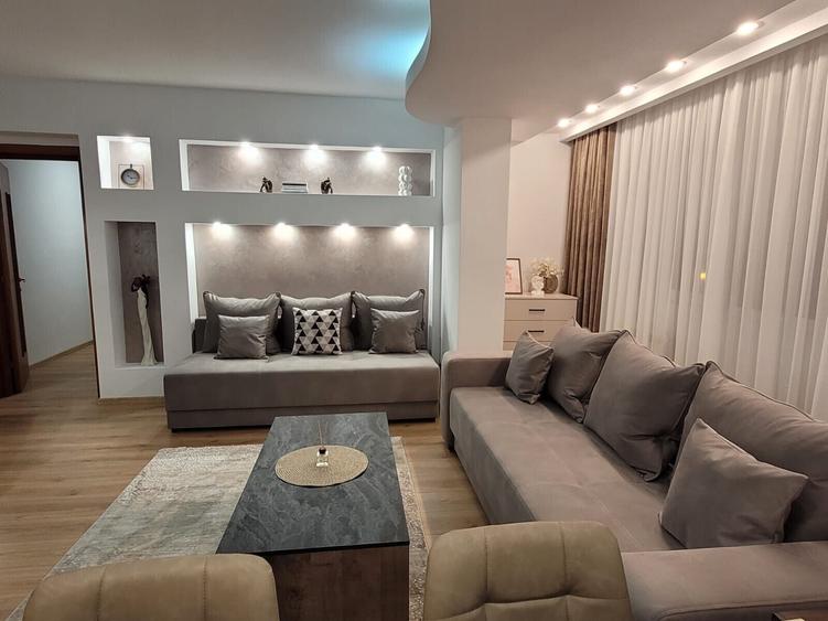 Apartament cu 3 camere semidecomandat în Pajura