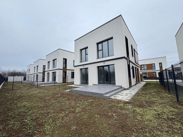 Casă individuală cu 5 camere cu Canalizare în Tunari