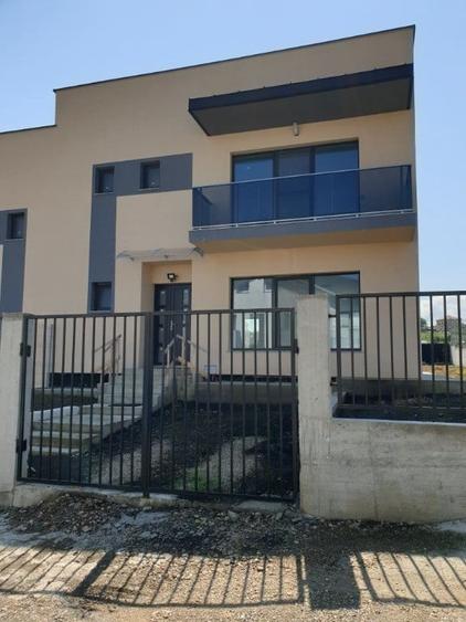 Casă cu 4 camere cu Teren 360 Mp în Borhanci