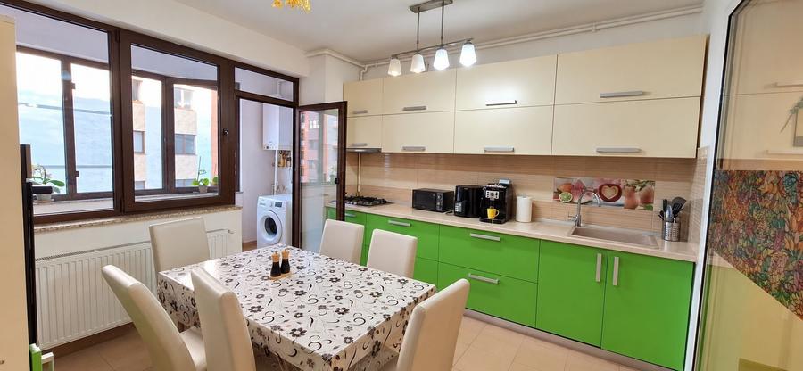 Apartament cu 3 camere semidecomandat în Tractorul