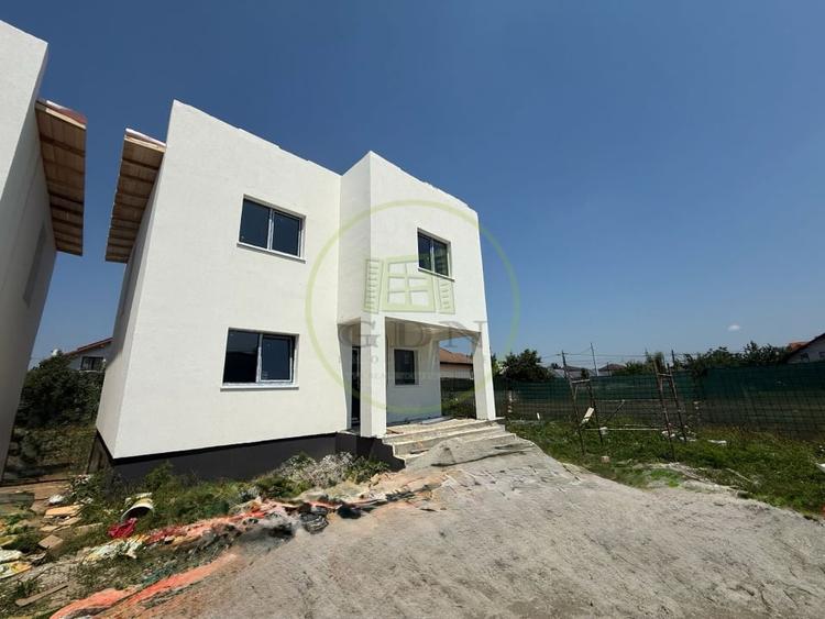 Casă individuală cu 5 camere cu Canalizare în Preajba