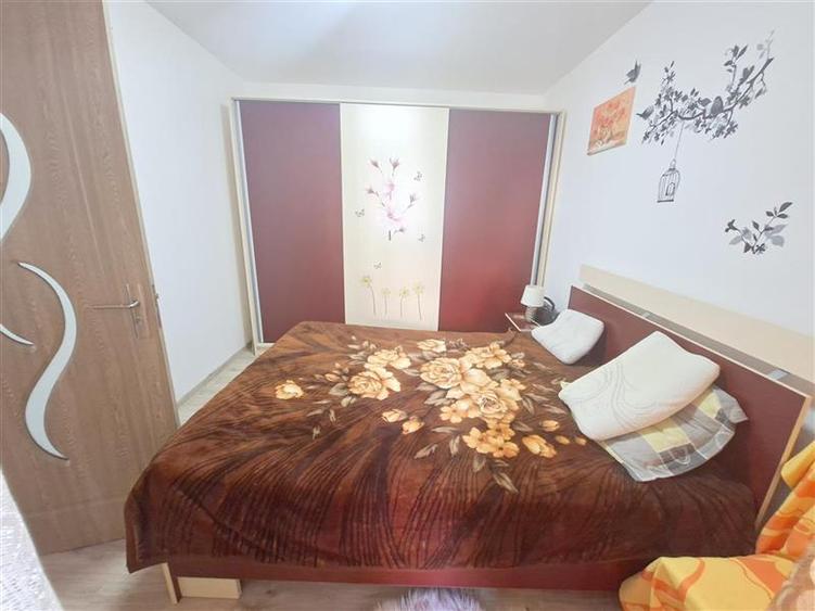 Apartament cu 3 camere nedecomandat, mobilat în Narcisa