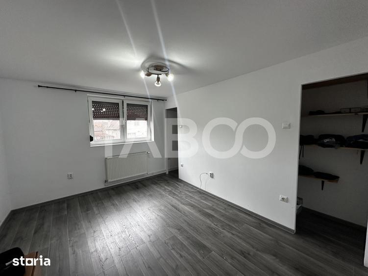 Casă cu 8 camere cu Teren 1195 Mp în Roșia