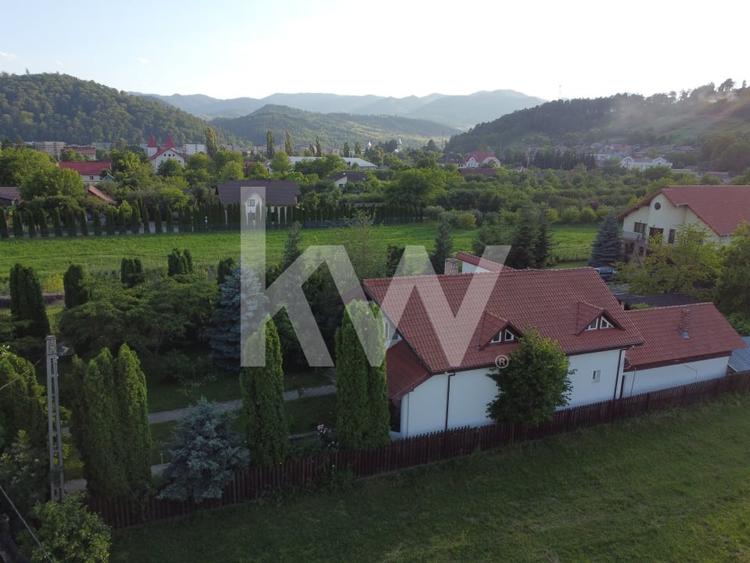 Casă individuală cu 6 camere cu Canalizare în Central