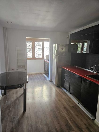 Apartament cu 3 camere semidecomandat în Drumul Taberei