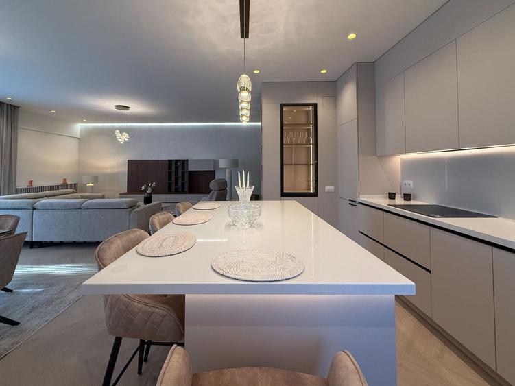 Apartament cu 4 camere semidecomandat în Herăstrău