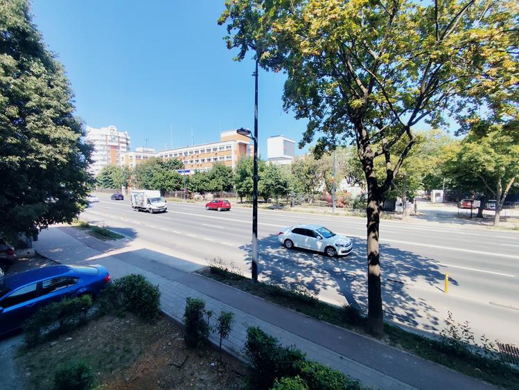 Apartament cu 4 camere decomandat în Far