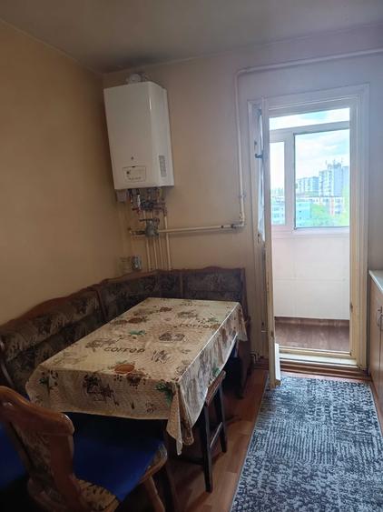 Apartament cu 3 camere decomandat în Craiovița Nouă
