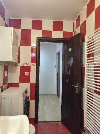 Apartament cu 3 camere semidecomandat, mobilat în Tractorul