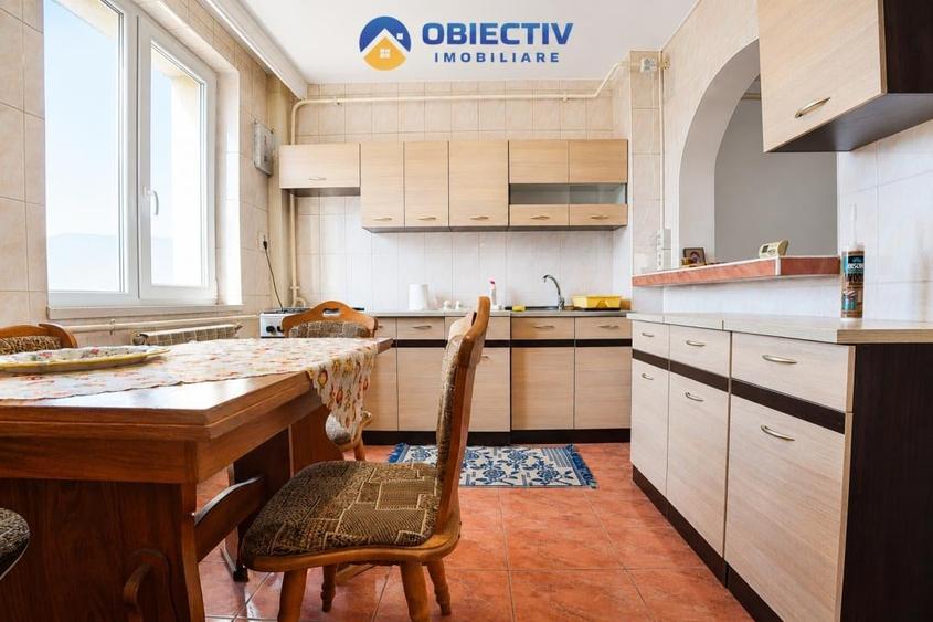Apartament cu 4 camere semidecomandat în Mărăței