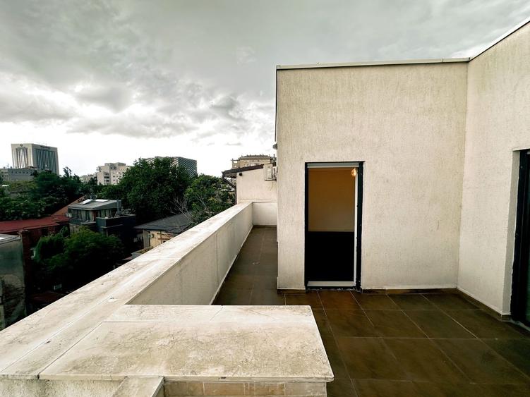 Apartament cu 3 camere decomandat în Polonă