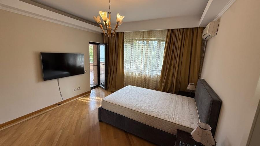 Apartament cu 4 camere decomandat în Herăstrău