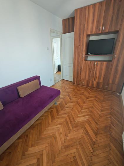 Apartament cu 3 camere semidecomandat, mobilat în Calea Victoriei