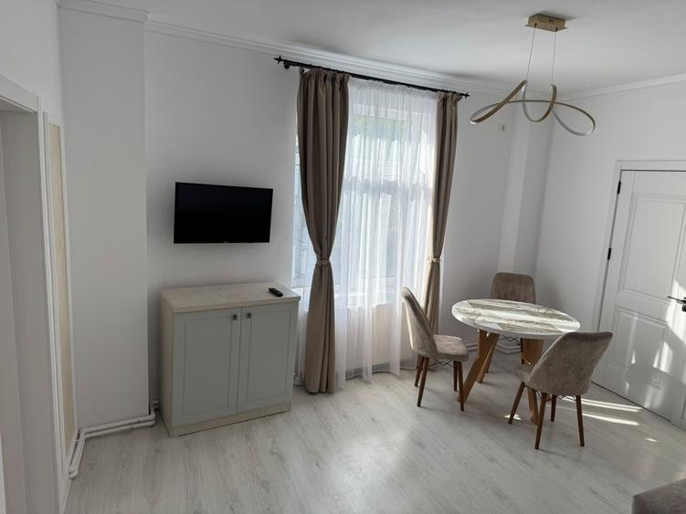 Apartament cu 3 camere decomandat în Moșilor