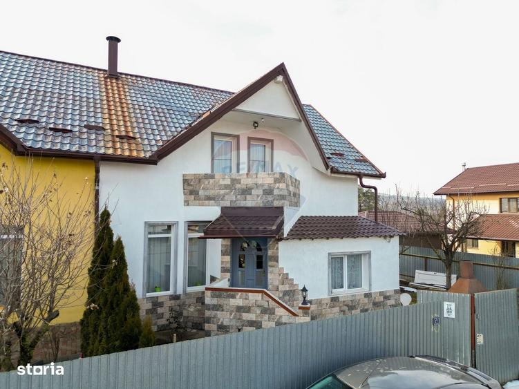 Casă cu 4 camere cu Teren 230 Mp în Măgura