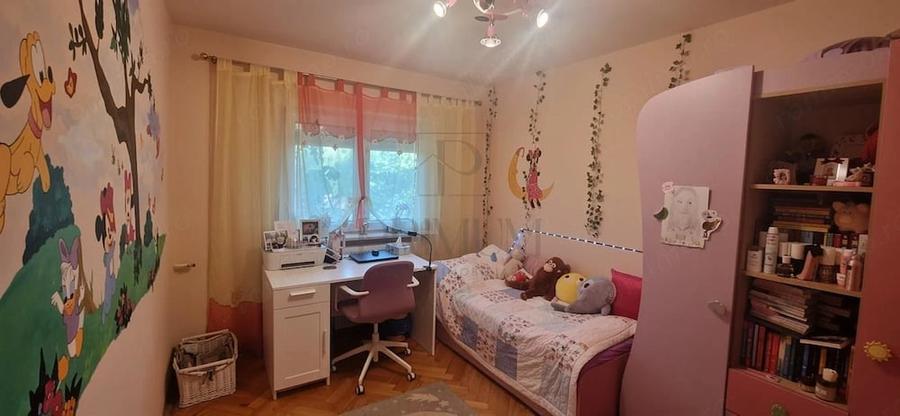 Apartament cu 4 camere decomandat în Aradului