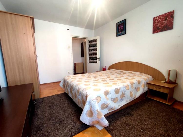 Apartament cu 3 camere decomandat, mobilat în Podu Roș