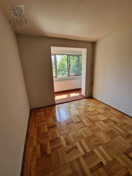 Apartament cu 3 camere semidecomandat în 1 Decembrie 1918