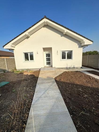 Casă individuală cu 4 camere cu Teren 650 Mp în Ianova