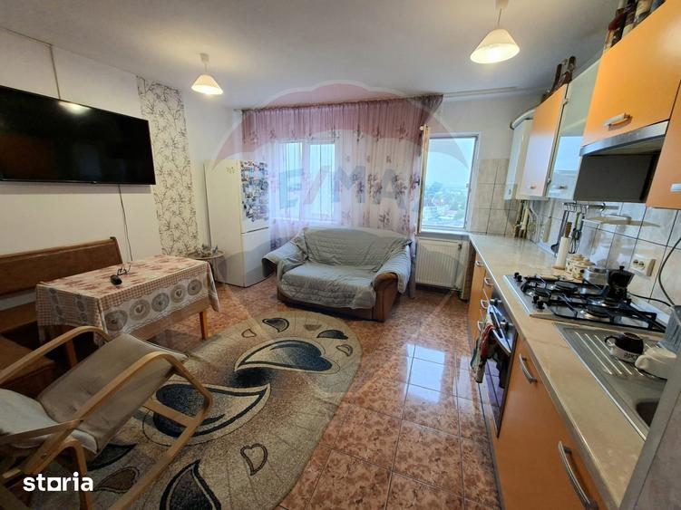 Apartament cu 3 camere semidecomandat în Tache