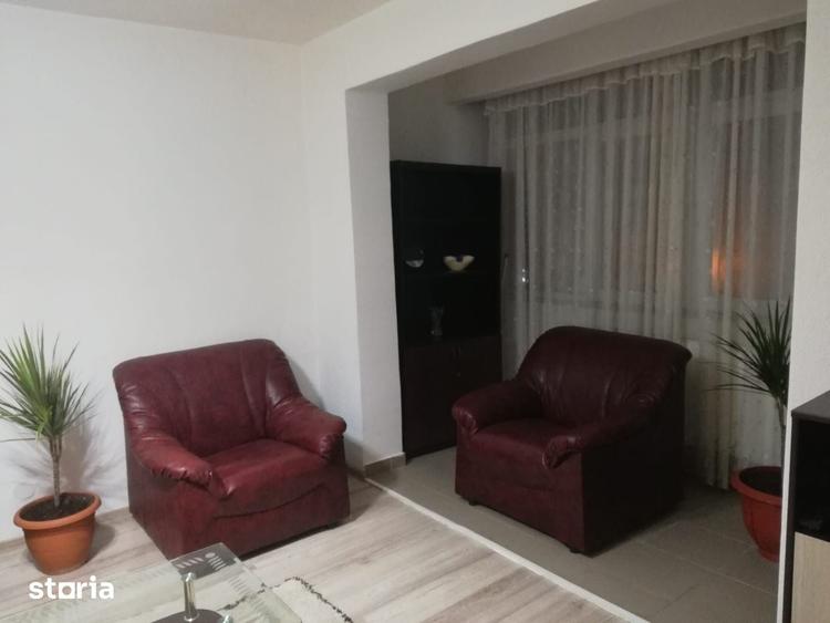 Apartament cu 3 camere decomandat în Piața Centrală