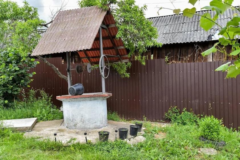 Casă cu 2 camere cu Teren 2453 Mp în Poienari