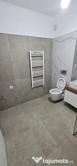 Apartament cu 2 camere decomandat în Tractorul
