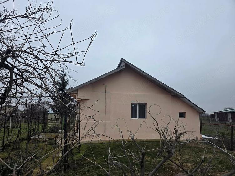 Casă cu 2 camere cu Teren 1000 Mp în Central