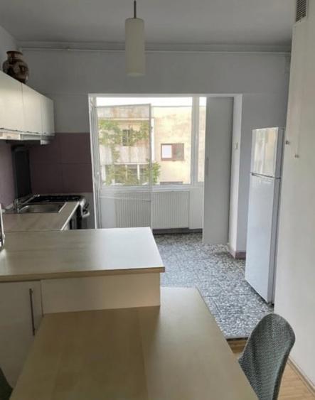 Apartament cu 3 camere semidecomandat în Grigorescu