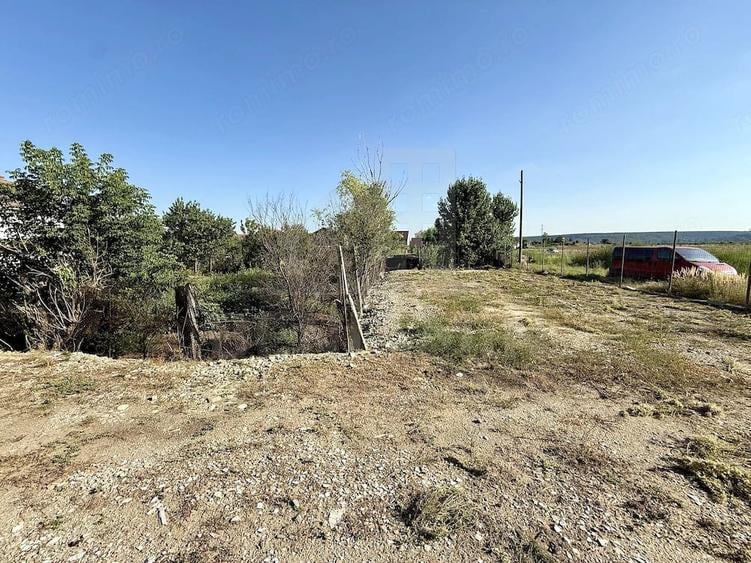 Teren de 1000 mp, în Cernele
