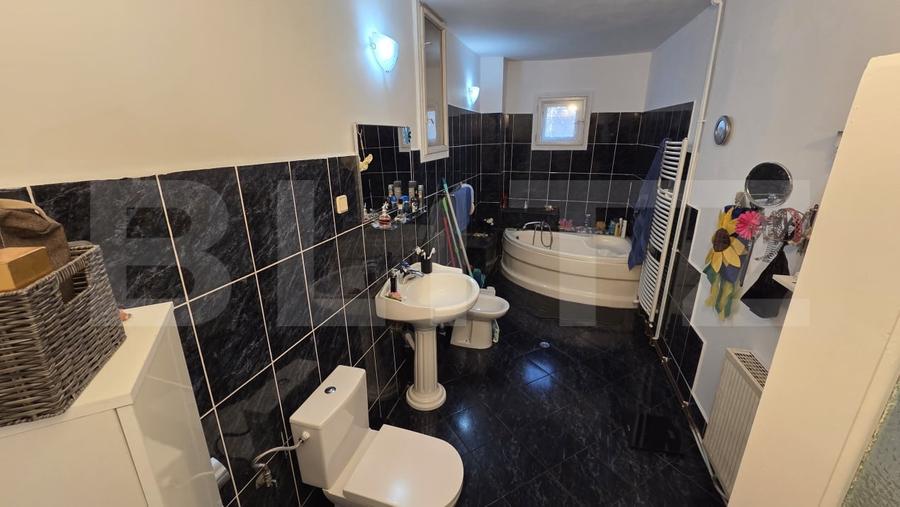 Casă individuală cu 7 camere cu Garaj în Cetate