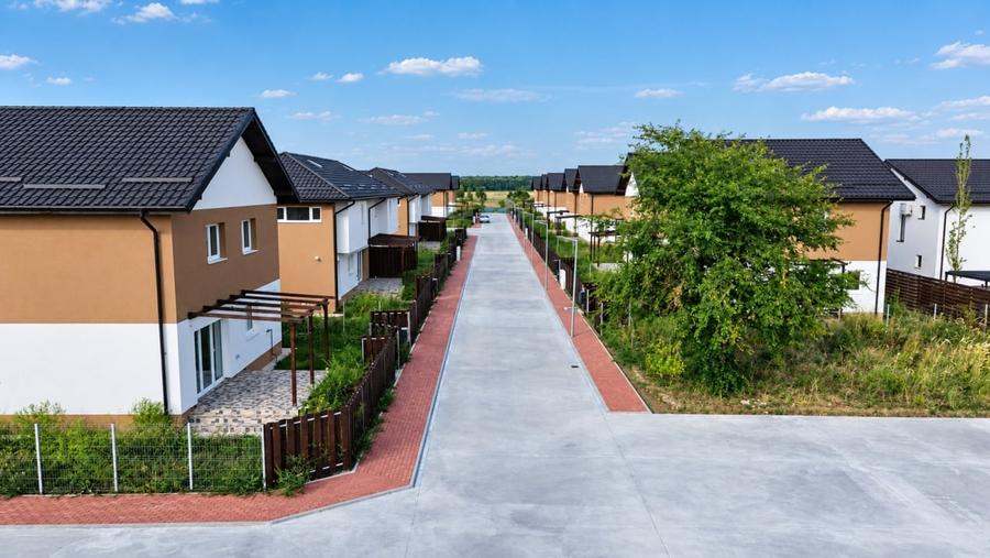 Casă individuală cu 4 camere cu Teren 250 Mp în Săbăreni