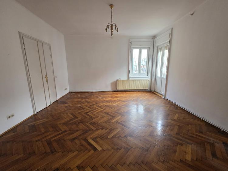 Casă cu 14 camere cu Garaj în Central