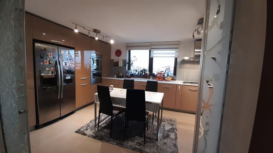 Apartament cu 5 camere decomandat, mobilat în Central