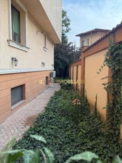 Apartament cu 2 camere semidecomandat, mobilat în Regie