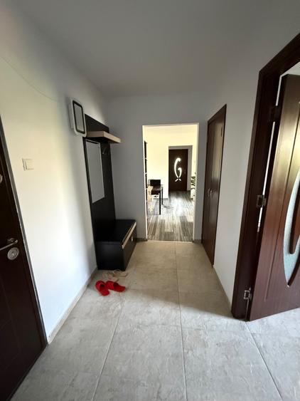 Apartament cu 3 camere semidecomandat în Podu Roș