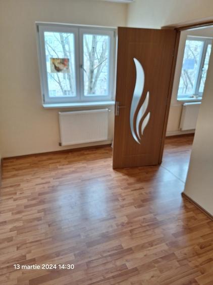 Apartament cu 3 camere semidecomandat în Sud