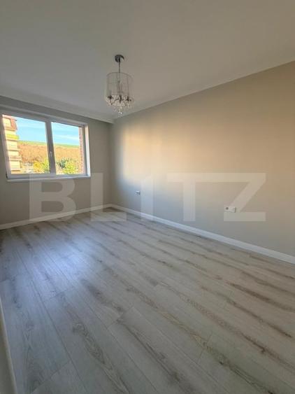 Apartament cu 3 camere semidecomandat în Exterior Nord