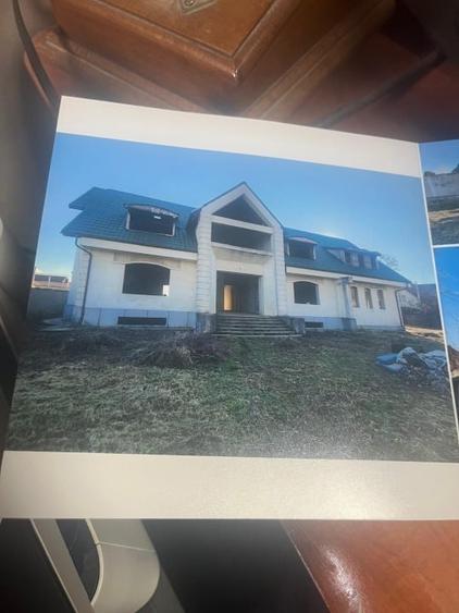 Casă individuală cu 9 camere cu Teren 2350 Mp în Central