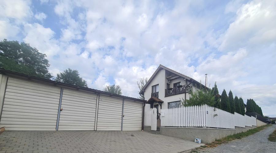 Casă cu 4 camere în Corunca