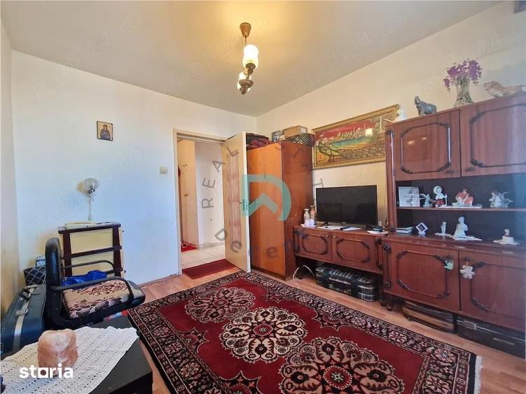 Apartament cu 3 camere decomandat în Astra