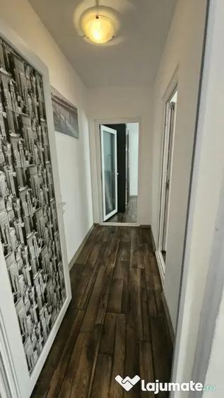 Apartament cu 3 camere semidecomandat în Tomis Nord