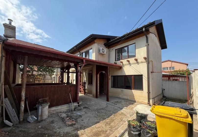 Casă individuală cu 5 camere cu Canalizare în Rahova