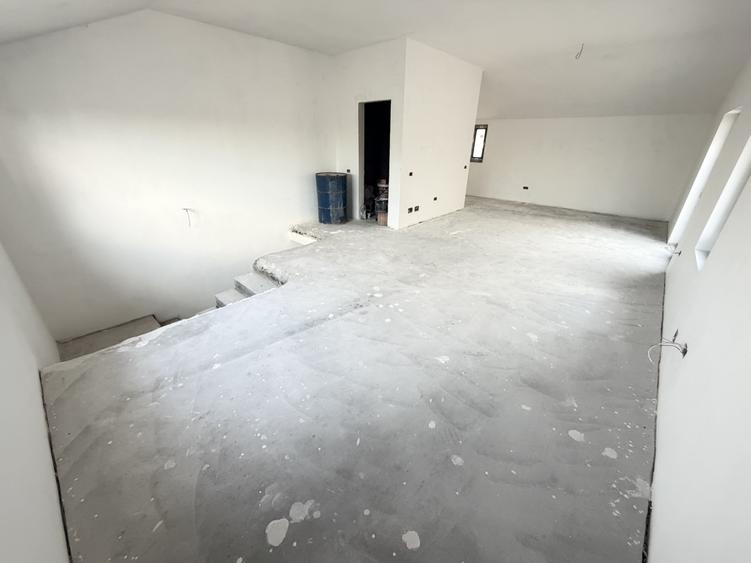 Duplex cu 4 camere cu Canalizare în Exterior Sud