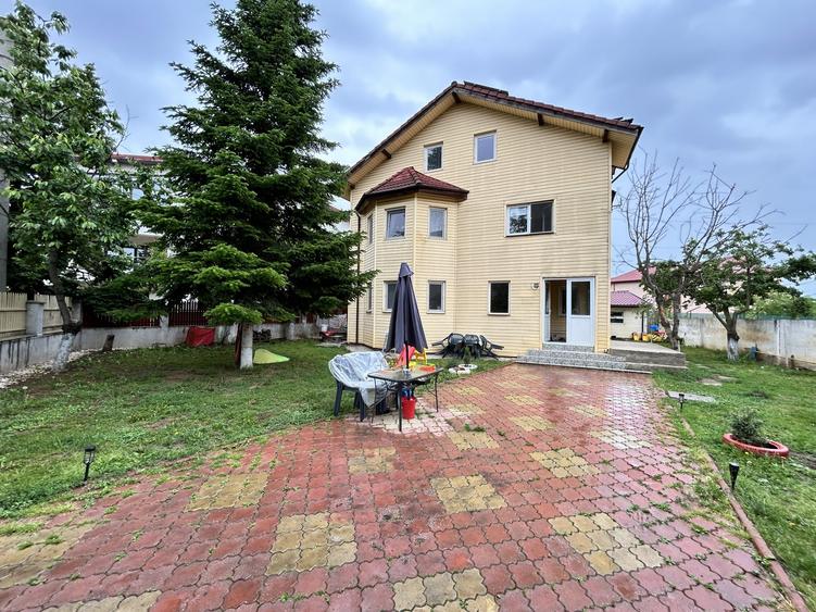 Casă individuală cu 7 camere cu Canalizare în Central