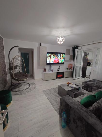 Apartament cu 3 camere semidecomandat în Exterior Vest