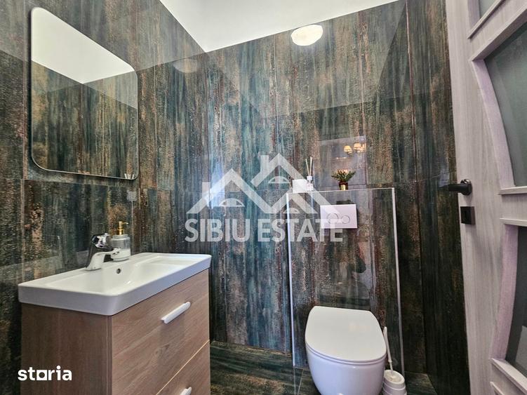 Casă cu 5 camere cu Teren 670 Mp în Roșia