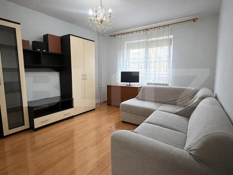 Apartament cu 3 camere decomandat, mobilat în Tractorul