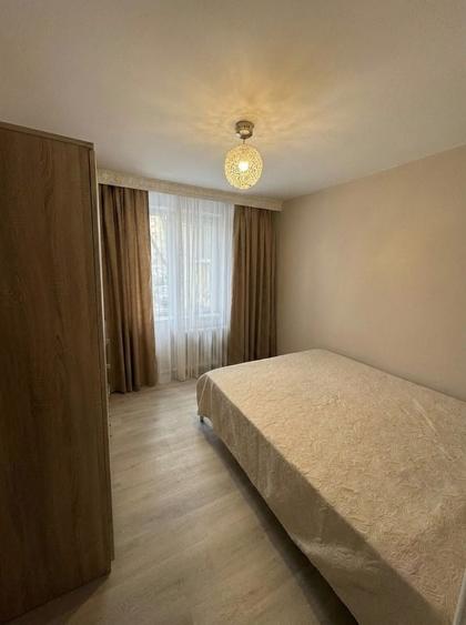 Apartament cu 3 camere semidecomandat în Rahova