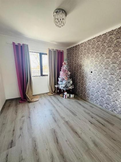 Casă individuală cu 4 camere decomandat cu Canalizare în Periferie